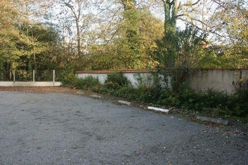 Kangourou A Moustache Thivars Zewnętrze zdjęcie